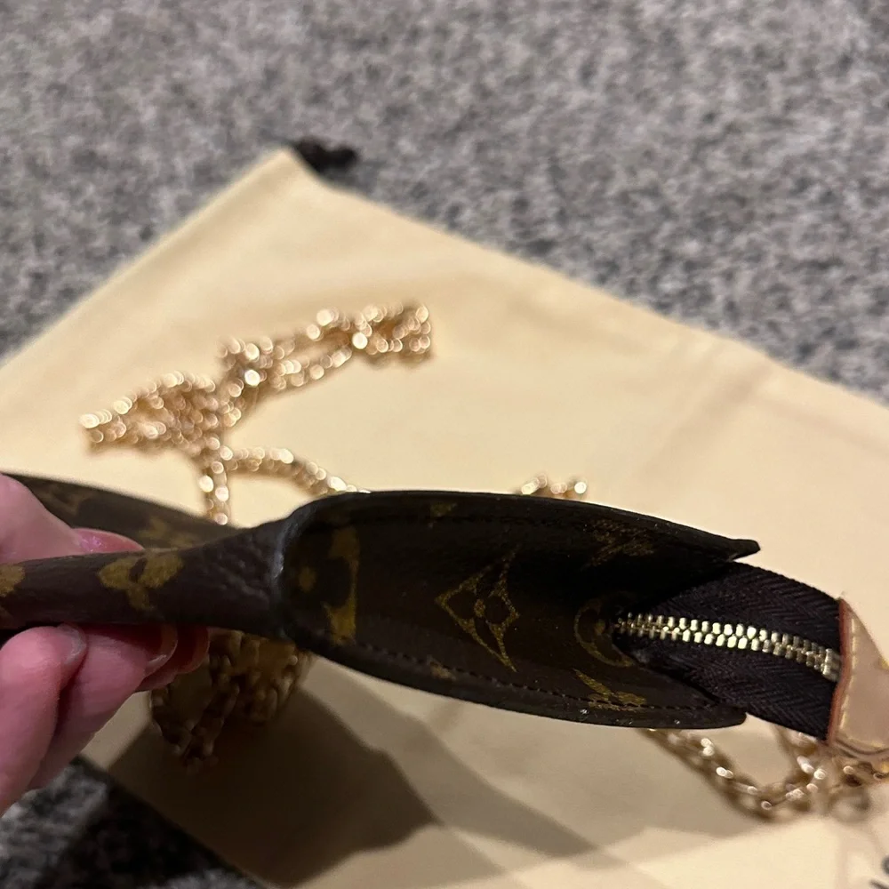 Louis Vuitton Monogram Pouch - Picture 4 of 7